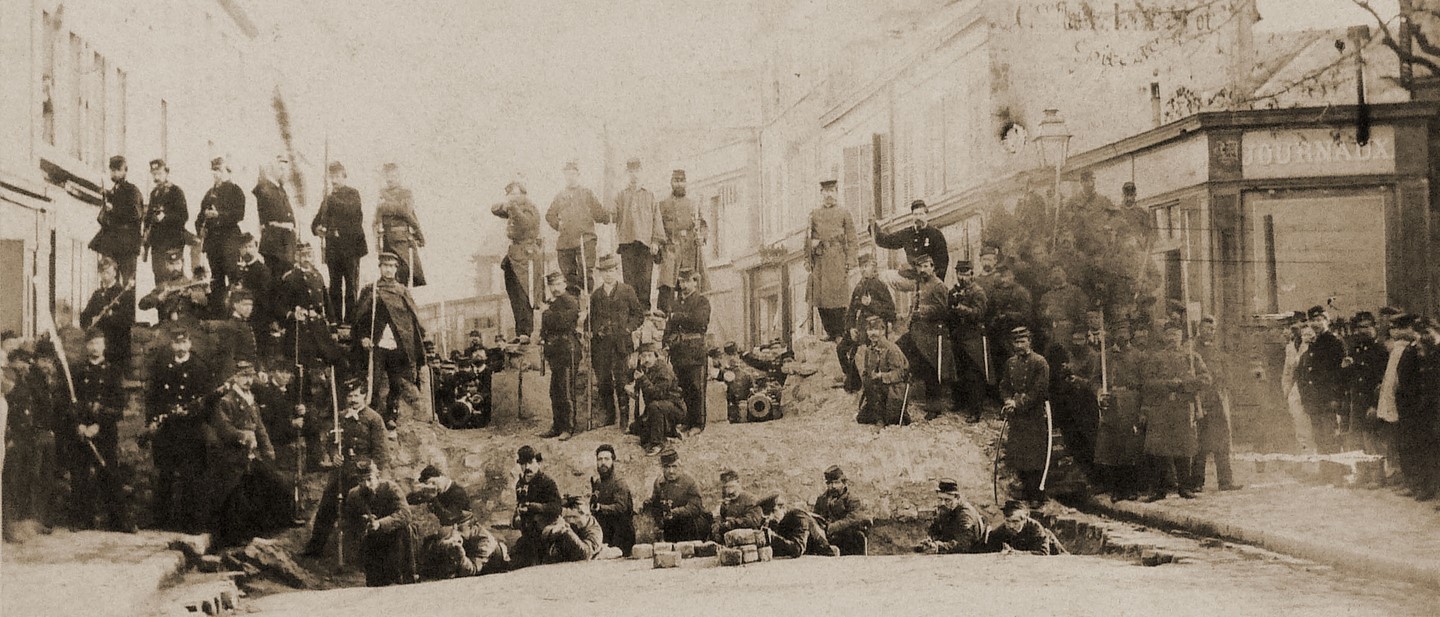 1476620440-commune-de-paris-barricade-rue-des-amandiers.jpg